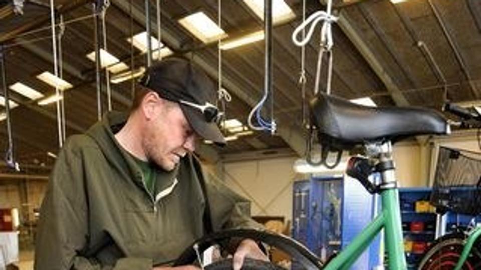 Ordningen med bycykler har været en succes i Hjørring, hvor Produktionsskolen er involveret i arbejdet med at servicere og vedligeholde cyklerne. Foto: Hans Ravn
