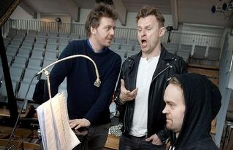 Lars Møller (tv) og Magnus Vigilius udgør sammen med pianisten Peter Møllerhøj tre fjerdedele af den lille operatrup, der både har skrevet, instrueret og opfører operakrimien "Hvem myrdede sopranen?" på Utzon Center. Foto: Lars Pauli