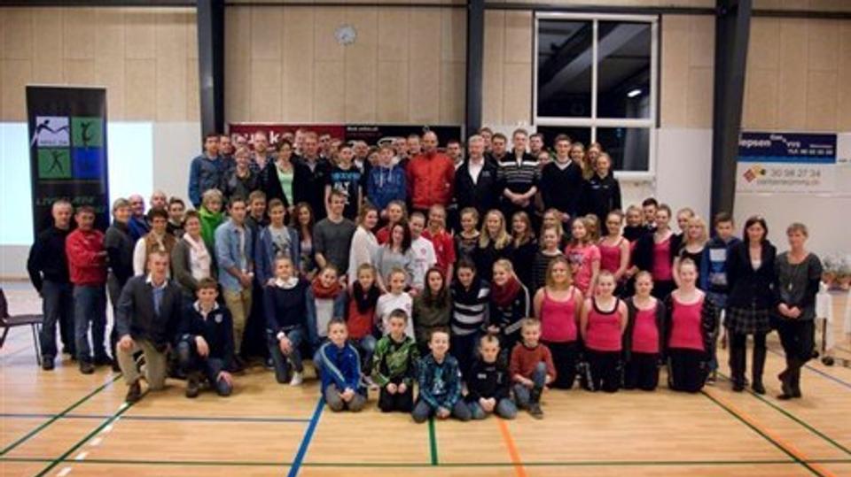 Fyr den af - spring ud i det - glem, hvad andre tænker, og nå din drøm, lød opfordringen fra oplægsholder Thomas Grønnemark, inden de 99 sportsfolk, ledere og trænere tog opstilling til det klassiske gruppefoto - her i den smukke multisal i Rosendal