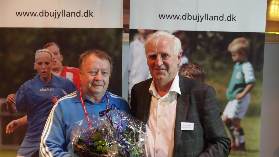 På DBU Jylland Region 1’s årsmøde i Aalborg fik fodboldlederen Kurt Nørbalk overrakt DIF’s Ærestegn af Danmarks Idræts-Forbunds formand, Niels Nygaard.Foto: DBU Jylland