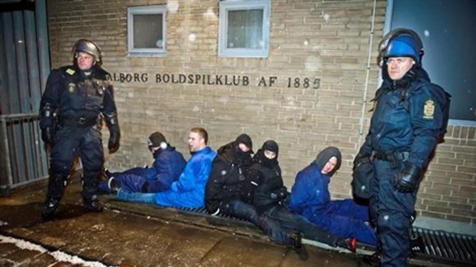 Bøllerne i øvelsen var i virkeligheden hurtige spillere fra AaB's amerikanske fodboldhold, men det lykkedes alligevel betjentene at fange nogle af dem.