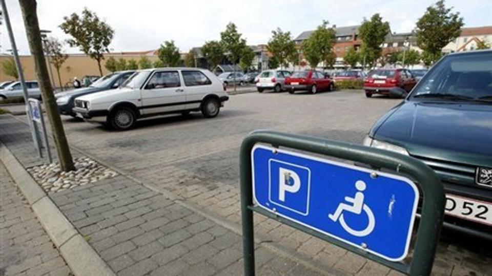 Byrådet skal om kort tid beslutte, hvordan parkeringskontrollen skal være frem over - inden da bliver Brønderslev Handel taget med på råd. Arkivfoto: Henrik Louis