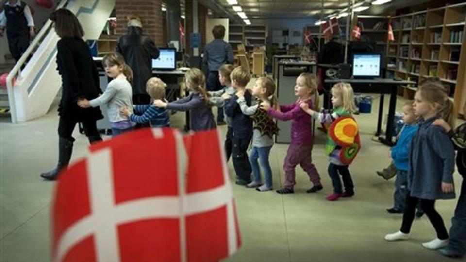 Mange af byens skoler og institutioner deltog i bibliotekets 100-årsdag. I anledning af 100-årsdagen forærede biblioteket 100 af bibliotekar og forfatter Per Gammelgaards bøger til de første 100 børn. Foto: Hans Ravn