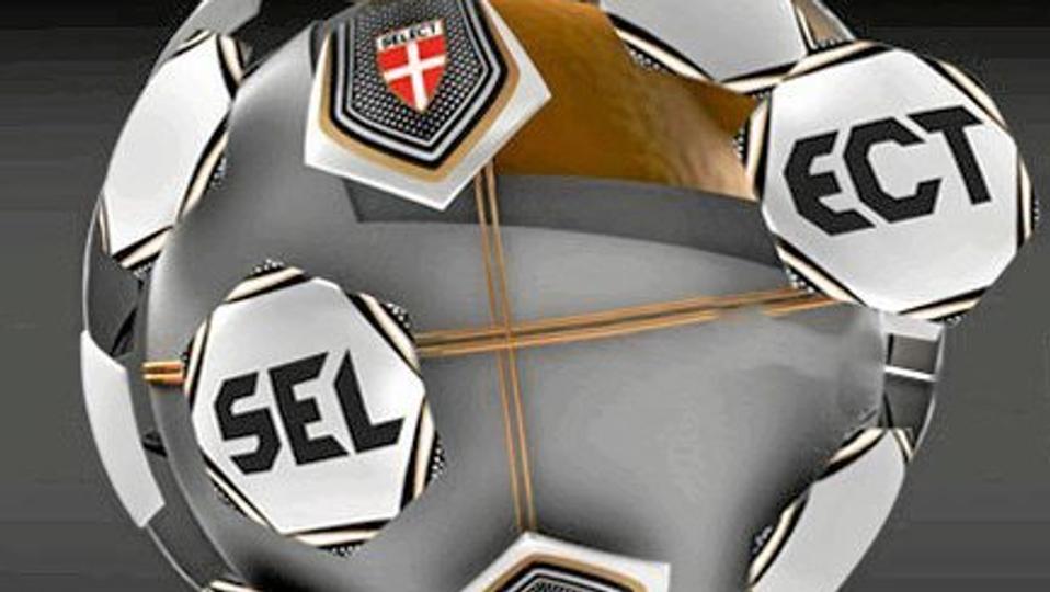 Den højteknologiske fodbold, der selv fortæller dommeren, om den nåede i mål. Foto fra select.dk