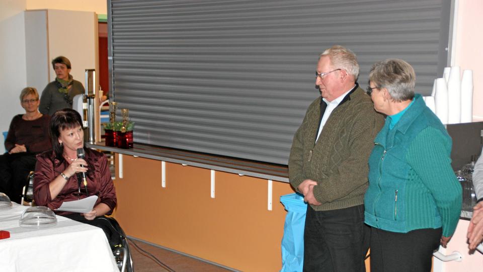 Formanden for DH Hjørring, Chanette Holst, holdt tale for vinderne af Handicapprisen 2012, Karen og Svend Pedersen. Privatfoto