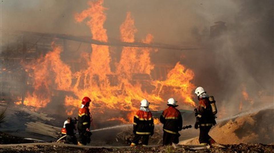 45 brandfolk kæmpede mange timer med at få mandagens brand slukket. Foto: Grete Dahl