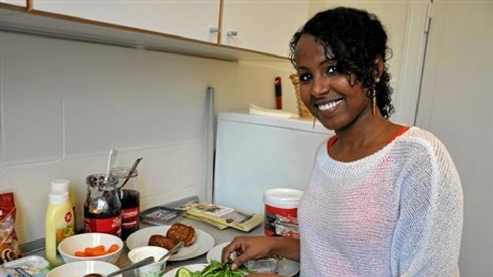 20-årige Faiso Ibrahim er meget glad for, at hun fik hjælp fra Fritidsjob Aalborg til at få et studiejob hos Business Institute efter at have søgt forgæves i over et år. Foto: Andreas Bjerre