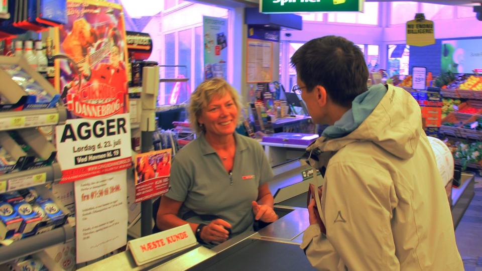 Turisterne bidrager til omsætningen hos Spar Købmanden i Agger. Men de gør det ikke alene, påpeger købmand Lone Mark. Arkivfoto