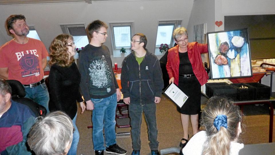 Jens Ole Nielsen, Karina Mortensen, Casper Pedersen og Jonas Nielsen modtog prisen. Til højre borgmester Lene Hansen. Privatfoto