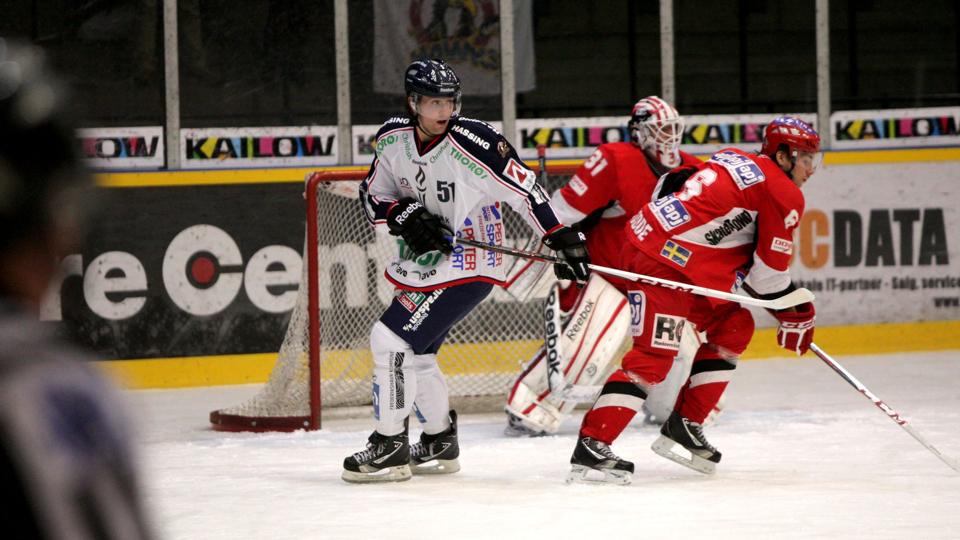 Zack Smith (i hvidt) foran Rødovres mål. Amerikaneren fik en godkendt debut for Frederikshavn White Hawks. Foto: Jan Korsgaard/Scanpix <i>Scanpix Denmark</i>