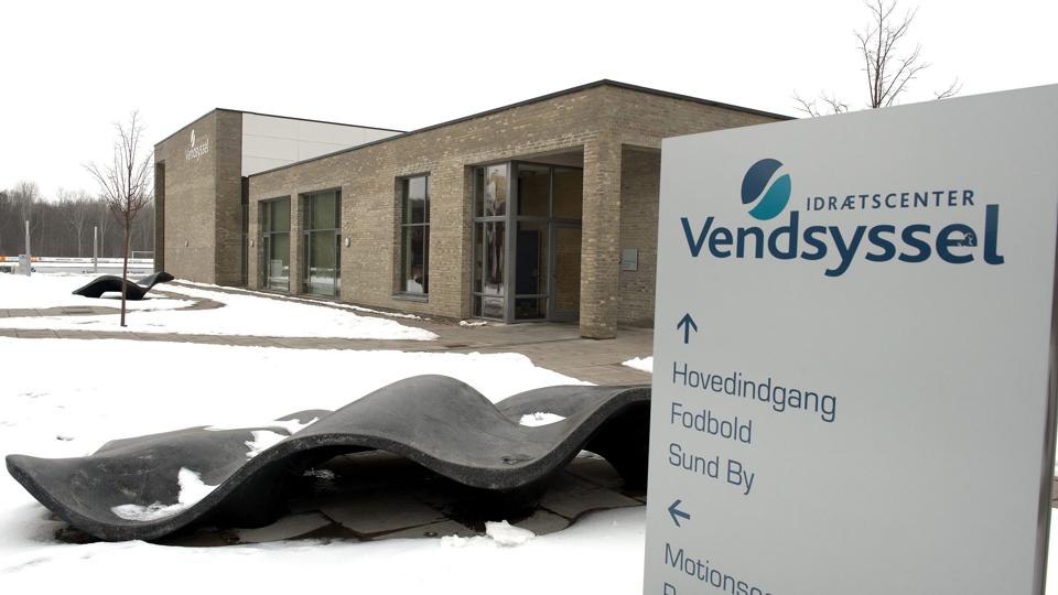 Tirsdag eftermiddag blev der taget første spadestik til en udbygning af Idrætscenter Vendsyssel i Vrå. 1500 nye kvadratmeter til 15 millioner kroner skal stå klar 1. juli 2013.Foto: <i>Bente Poder</i>