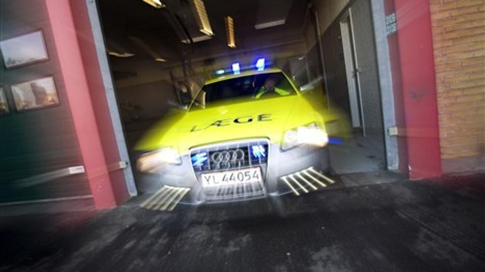 En ambulance med fuld udrykning hentede en væltet knallertkører, der havde slået hovedet. Arkivfoto: Henrik Bo.