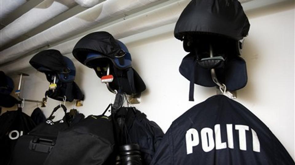 En 30-årig kvinde fra Aalborg, der tilsyneladende har store samarbejdsvanskeligheder med Nordjyllands Politi, er endnu engang anholdt, efter hun har truet en betjent på livet.Arkivfoto: Henrik Bo