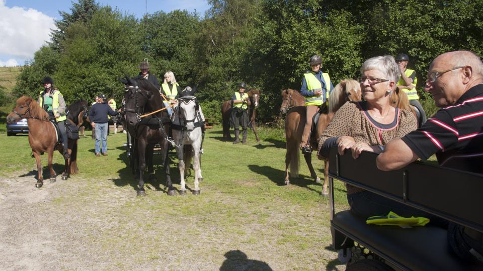 Så er der afgang. Rytterne var iført veste med distriktsudvalgslogo. Foto Kurt Bering <i>Kurt Bering</i>