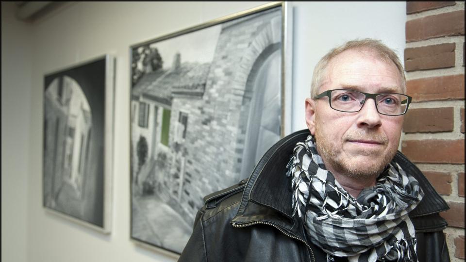 Kurt Barkmann er særdeles kreativ, og på torsdag kan man opleve ham i arbejde ved staffeliet. Foto: Henrik Louis