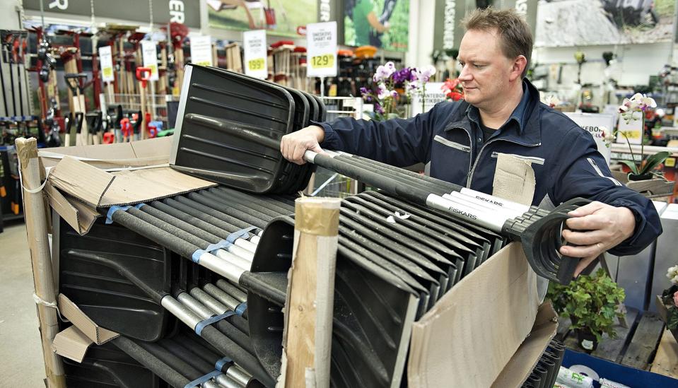 Ingen vil gå forgæves efter sneskovle eller salt til glatte veje. Byggemarkederne er alle bevæbnet til tænderne, klar til det store rykind. Her er det Rasmus Kjærgaard fra Silvan, der pakker skovle ud. Foto: Claus Søndberg <i>Pressefotograf Claus Søndberg</i>