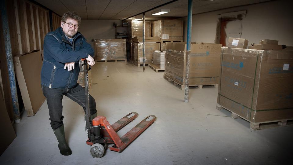 I disse dage dukker der nye leverancer op til Jysk Solenergis lager ved Bælum, men direktør Henning Appel frygter, at salget vil lande på et alt for lavt niveau i fremtiden.Foto: Lars Pauli <i>Lars Pauli</i>