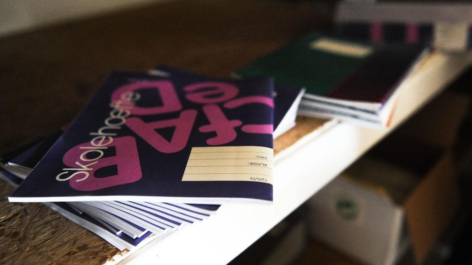 De såkaldte skrivebøger - kladdehæfterne, hvor basargæster skriver op til en gevinst - måtte blive på hylden ved årets basar i Hanstholm. Næste år kan de komme i brug igen. Arkivfoto: Diana Holm <i>diana.holm@nordjyske.dk</i>