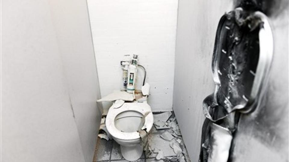 Et af toiletterne efter FCK-fansenes hærgen. Foto: Henrik Bo