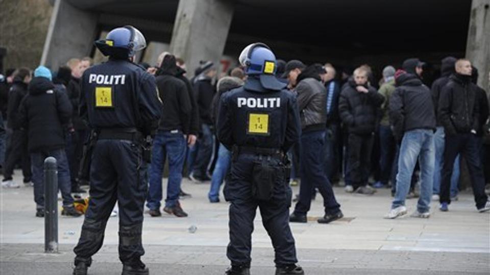 Nordjyllands Politi var massivt til stede ved søndagens højrisikokamp mellem AaB og FCK.  Foto Claus Søndberg.