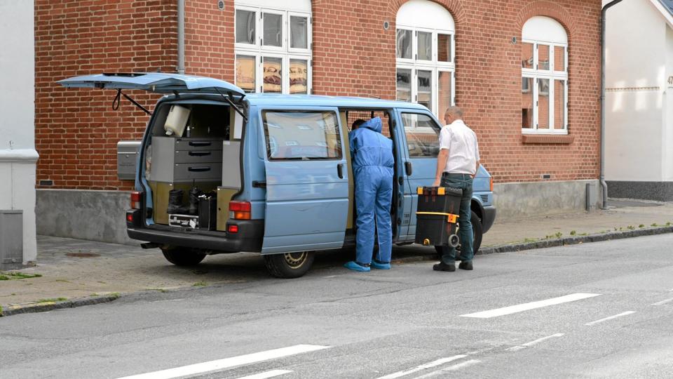 Politiets teknikere undersøgte lejligheden efter overfaldet. Arkivfoto: Jan Pedersen