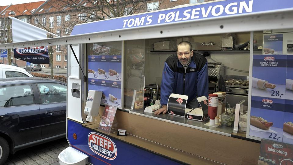 Tom Jensen tog i fredags imod de første kunder i sin nye pølsevogn i Vestergade i Nørresundby.