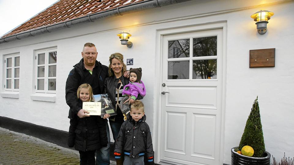 Far Jess Kristensen og mor Sanne Hjort Nielsen med børnene Emma, Freya og Lukas foran deres Årets Hus 2012 i Nibe, der ligger på adressen Vestergade 2A i den vestlige del af byen.? Foto: Flemming Møller Nielsen <i>Flemming Møller Nielsen</i>