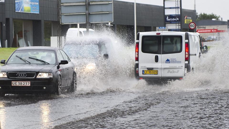 En kortvarig oversvømmelse fik bilisterne til at tage fortovet i brug - hvilket nok ikke var helt efter bogen. Foto: Hans Ravn <i>Hans Ravn</i>
