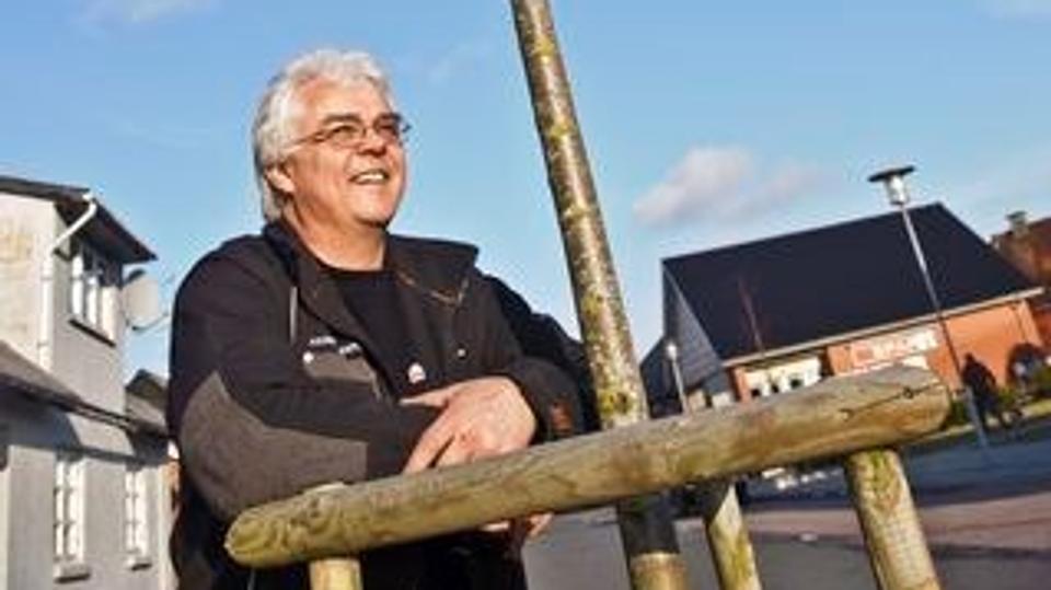 Asger Andersen foran købmandsbutikken, som beboerne i Vegger har været med til at sikre. I det hele taget er der i Vegger taget mange initiativer, der har været med til at sikre en udvikling. Foto: Martin Damgård