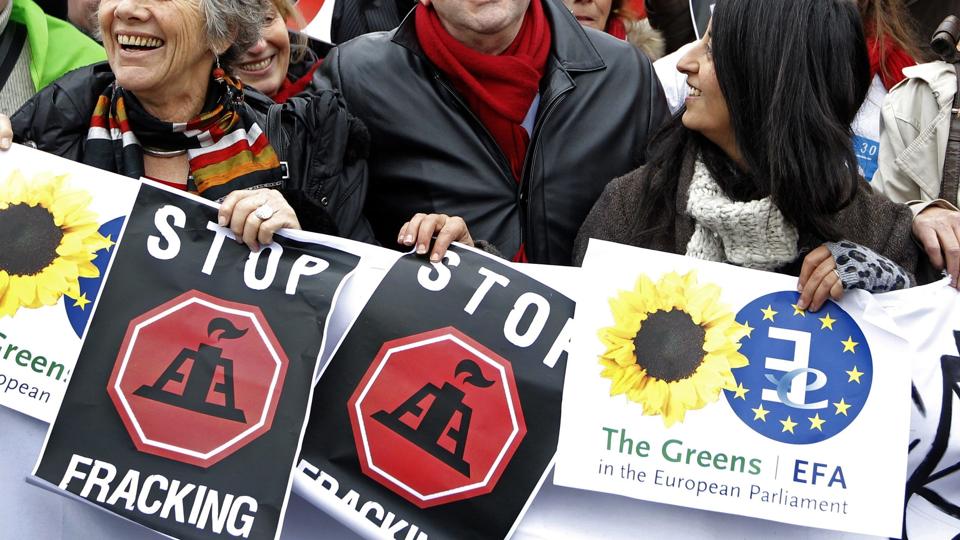 Der har tidligere været demonstrationer mod skifergasboringer. Her foto fra en demonstration ud for Europaparlamentet i Strasbourg i november i år. Foto: Scanpix <i>Scanpix Denmark</i>