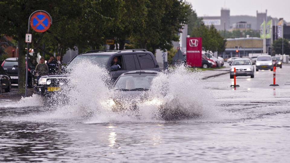 Der er risiko for akvaplaning på flere veje i Nordjylland. Fotoet her er dog fra en tidl. oversvømmelse. Arkivfoto: Martin Damgård