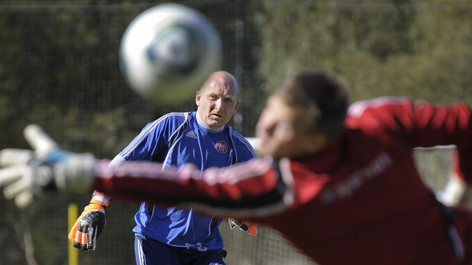 Poul Buus blæser et skud forbi Nicolai Larsen under AaB's træningslejr i Portugal. Modstanderne i Superligaen har ikke haft så let ved at passere den unge keeper. Foto: Michael Koch. <i>Michael Koch</i>