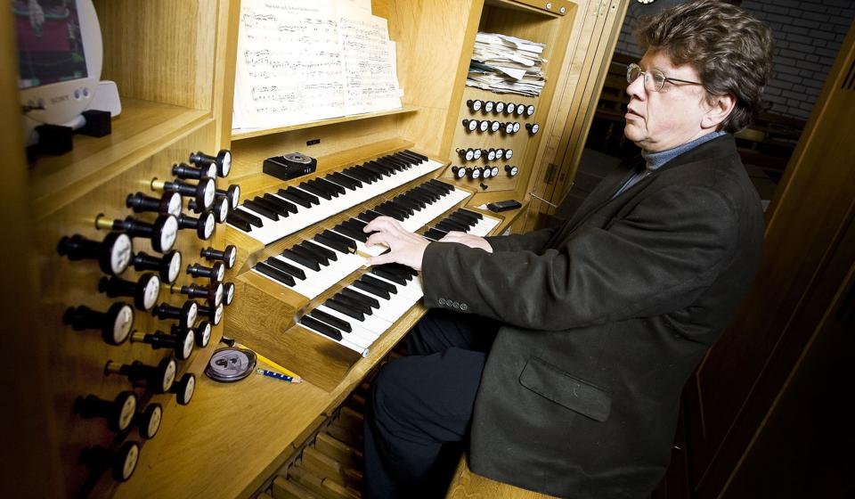 Thomas M. Kursch sidder selv ved orgelet ved årets anden adventskoncert. Arkivfoto: Peter Broen <i>Pressefotograf Peter Broen</i>