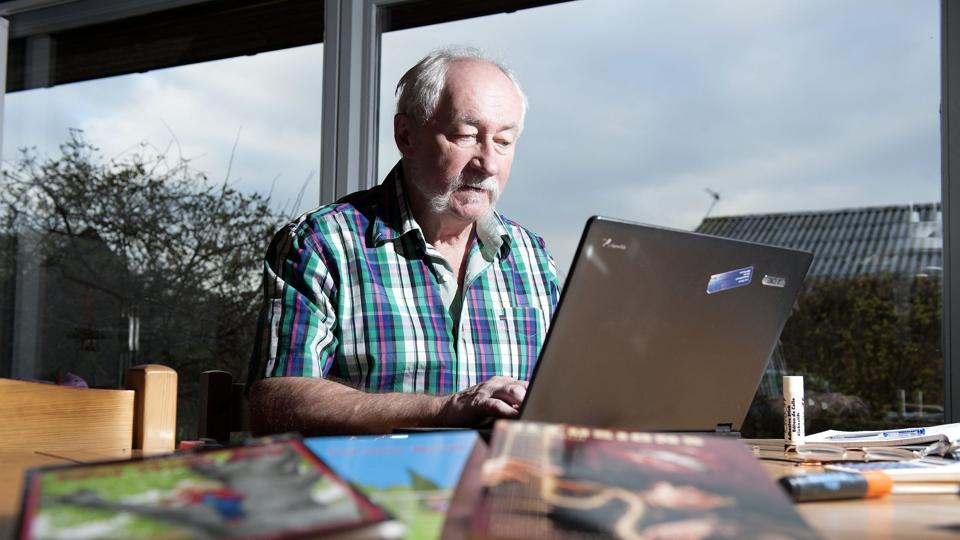 Leo Bech bag computeren i hjemmet på Kærgårdsvej 6 i Ranum, hvor han er særdeles produktiv. Foto: Torben Hansen <i>Foto: Torben Hansen</i>