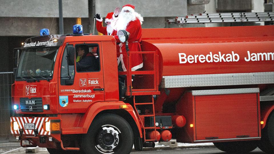 Julemand med kone ankom med hylende sirener og tændte blå blinklys. <i>Pressefotograf Claus Søndberg</i>