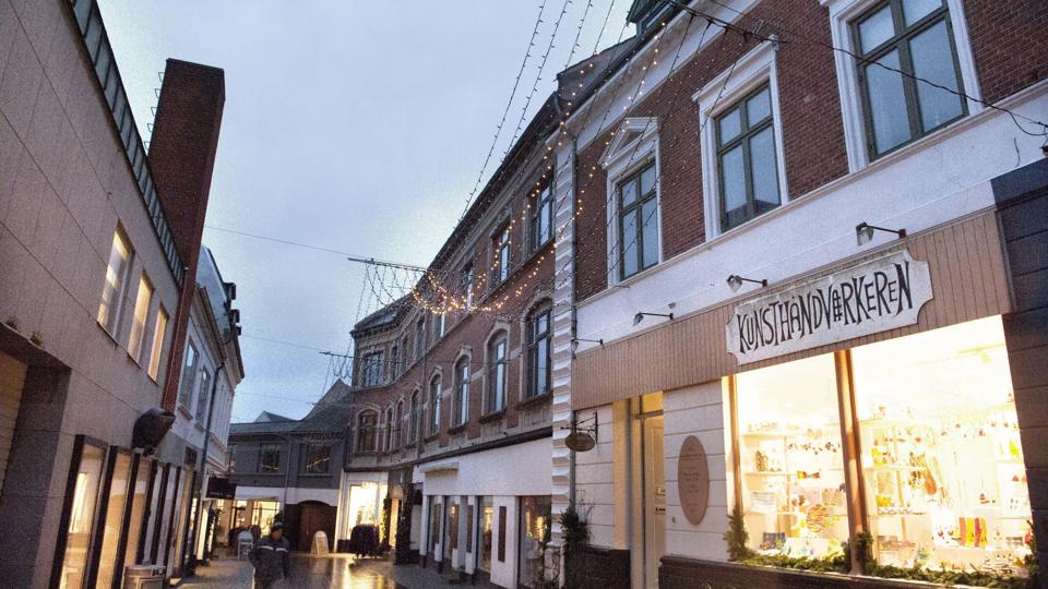 Man behøver ikke solbriller for at beskytte øjnene mod et blændende skær fra julebelysningen i Stokbrogade. Foto: Henrik Louis