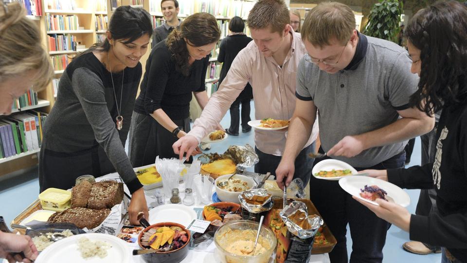 Alle retter fra alle de lande, der bliver repræsenteret ved sammenskudsgildet på biblioteket samles på én buffet. Arkivfoto: Michael Bygballe <i>Michael Bygballe</i>