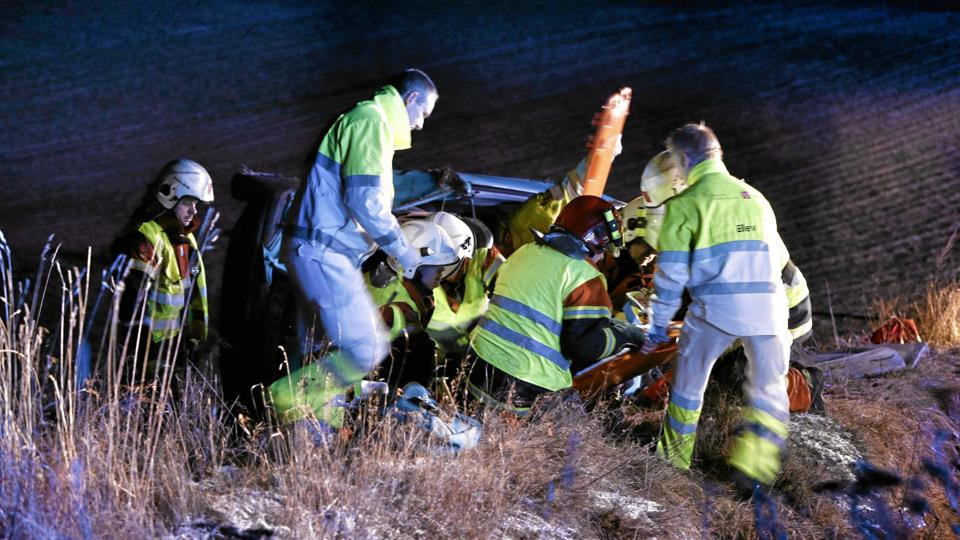 Seks ambulancer blev sendt til ulykkesstedet, da en bil fyldt med unge forulykkede. Foto: Jan Pedersen.