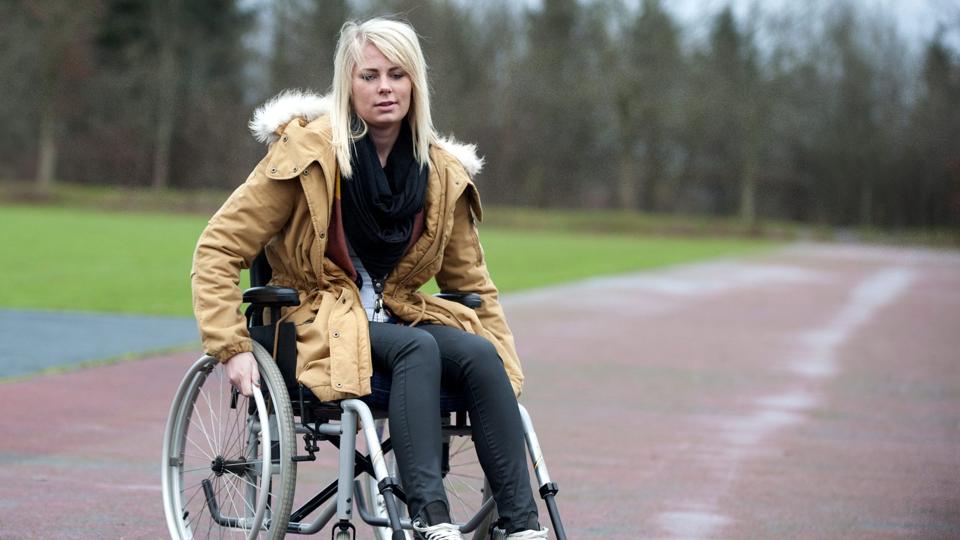 Gymnasieelev Ann-Louise Nielsen i kørestolen, som hun har valgt frivillig i forbindelse med en opgave til gymnasiet. Foto: Henrik Louis