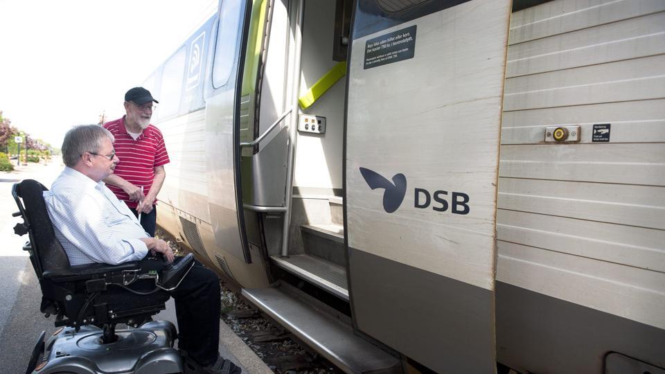 Handicappede kan ikke komme med toget fra Brønderslev, Vrå eller Sindal, med mindre de bestiller en handicaphjælper hos DSB tre dage før afrejsen. Arkivfoto: Bente Poder <i>Bente Poder</i>