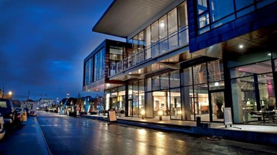 Havnehuset blev taget i brug for snart halvandet år siden, men juraen har endnu ikke talt, hvad angår ansvaret for 3,8 million kroner i ekstraomkostninger, som kommunens byggestop medførte.
Arkivfoto: Torben Hansen