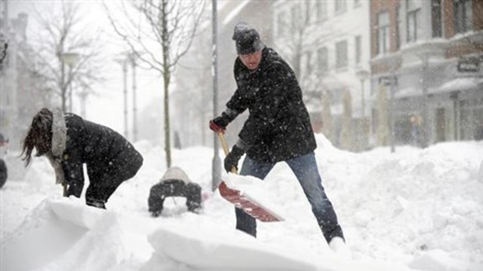 Flere grundejere i Hjørring Kommune får overdraget forpligtelsen til at rydde sne på fortove og stier. Arkivfoto: Hans Ravn
