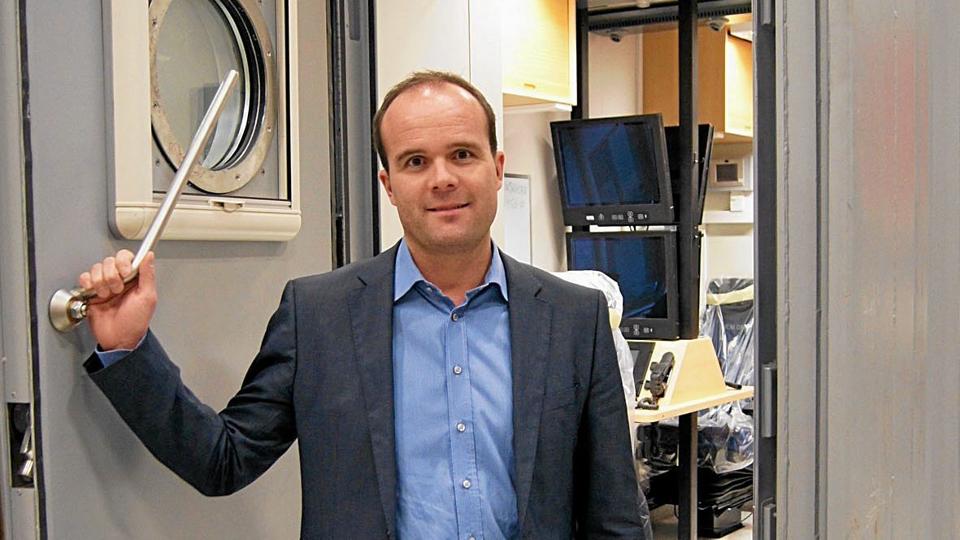 Søren Trads ved kontrolcentret, hvor der er arbejdsplads til fem personer i en normal 20 fods container.