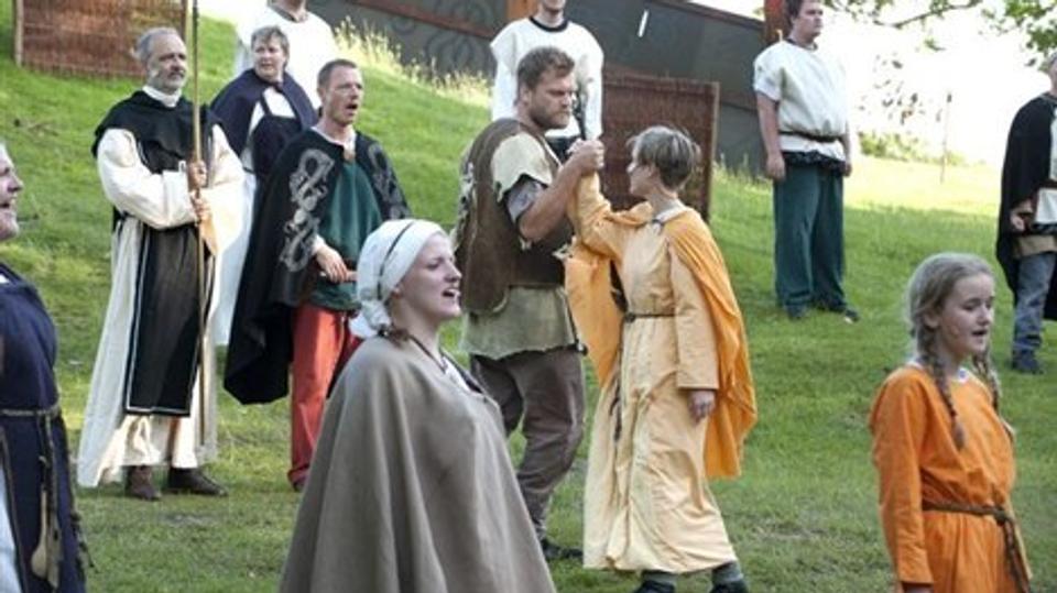 Foreningen bag Vikingespillet nåede at gennemføre 19 forestillinger, inden foreningen spillede for sidste gang i fjor. Til sommer kommer De nye vikinger på banen med forestillingen "Thors hammer" på Lindholm Høje. 
Arkivfoto: Grete Dahl