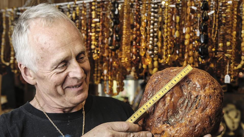 Danmarks mest omtalte ravklump har været udstillet hos ravsliber Frants Kristensen i Sæby. Nu er den solgt for 300.000 kroner til Kuwait. Arkivfoto: Peter Broen <i>Peter Broen</i>