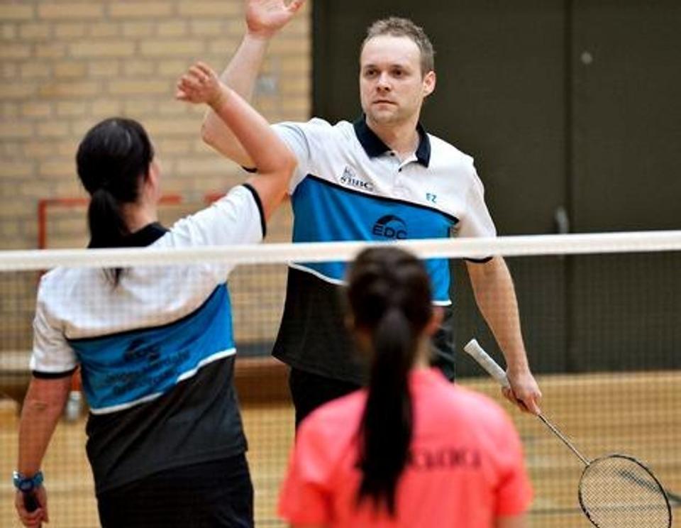 Heidi R. Kjøbsted og Rasmus Madsen blev flyttet ned i 2. mixeddouble og sikrede BBC en sejr i holdkampen.Foto: Peter Broen