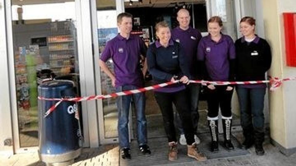 Efter ugers ombygning er tankstationen netop blevet indviet med nyt udseende og koncept.