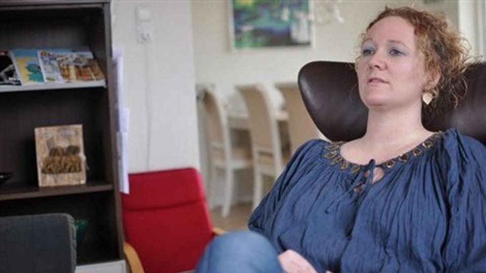 Lotte Pedersen er på fleksjob, fordi hun for fem år siden fik et piskesmæld. Af samme grund købte hun denne stol, som hun altid bruger, da den giver støtte til nakken. Foto: Andreas Bjerre