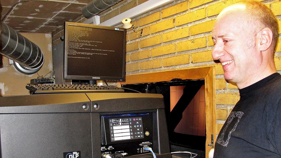 Kristian Vilby fra AVC Kino Box Digital har de seneste dage sammen med sine to kolleger Dennis Ødegaard og Rune Veng arbejdet på at installere high-frame rates i Kino 1-2-3 til brug for Hobbitten, som har premiere 12. december klokken 00.12. Kristian Vilby står ved den nymodens fremviser, som arbejder på en hard-disc. Foto: P. E. Tarp
