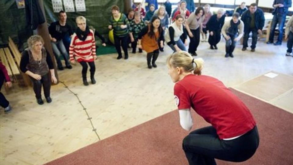 Zumba for alle - Mette Kuhr stod i spidsen for dagens fælles-træning, og efterfølgende kunne deltagerne gå rundt til forskellige stande, hvor der var fokus på både ryge-stop, motion, kost og fællesskab. Foto: Kurt Bering